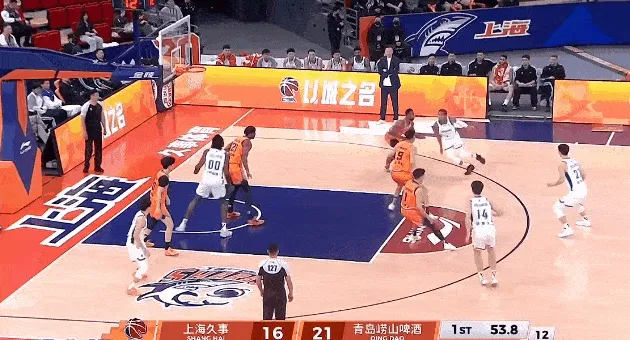 澳门真人百家乐登录入口-吕俊虎接球三分投进，青岛首节结束27-16领先上海