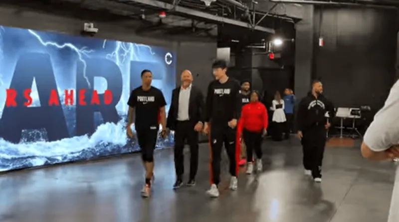 澳门真人百家乐官网-杨瀚森赛后与总经理克罗宁拥抱沟通，全程无翻译陪同